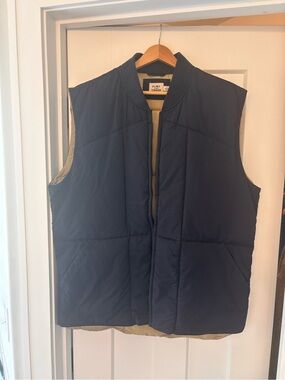 Flint and Tinder Quilted Vest in Navy and Tan